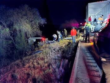 Vuelca tráiler cargado con papas a la altura de Tepeji del Río