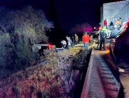 Vuelca tráiler cargado con papas a la altura de Tepeji del Río