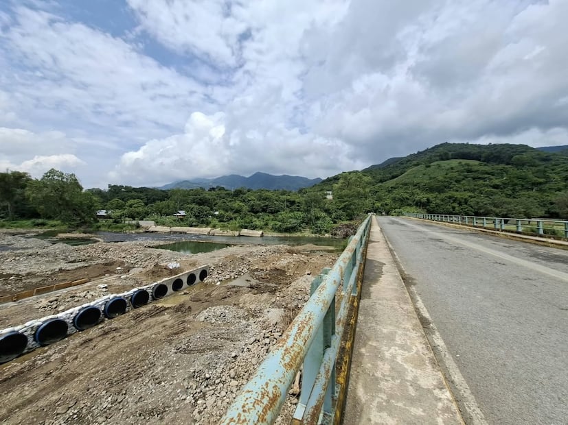 Construyen puente provisional para unir comunidades de Yahualica y Tianguistengo  I Foto: Francisco Bautista