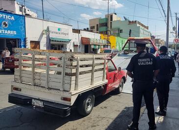 Aseguran camioneta por tirar basura en la vía pública en Pachuca