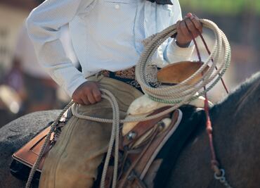 El Coladero:  la charreada solidaria para combatir el frío en Singuilucan