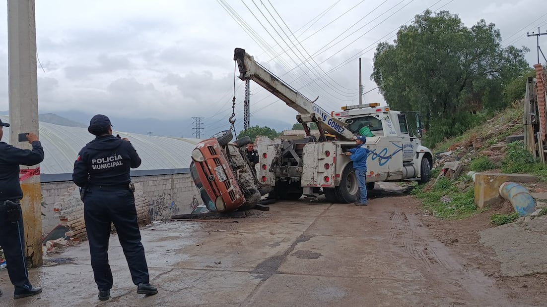 Colapsa barda en la colonia Cubitos y arrastra un auto; descartan hundimiento por zona minera | Foto: Lourdes Naranjo