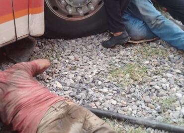 Hombre de 50 años sobrevive tras quedar atrapado bajo un autobús en Huejutla