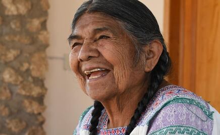 Martina García, reconocida artesana hñähñú recibe medalla al mérito por la diversidad cultural
