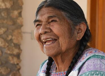 Martina García, reconocida artesana hñähñú recibe medalla al mérito por la diversidad cultural