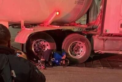 Estudiante del CECyTEH libra accidente con un trailer