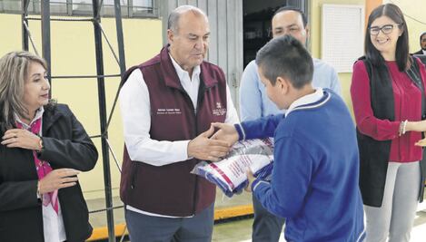 Entrega de uniformes escolares a estudiantes de Metepec