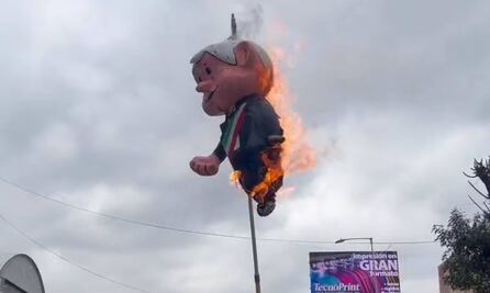 Queman piñata de AMLO por desaparición de fideicomisos del PJ