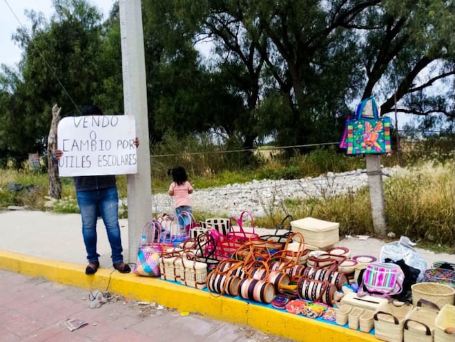 Padre vende artesanías en Tizayuca para conseguir útiles escolares para sus hijos