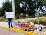 Padre vende artesanías en Tizayuca para conseguir útiles escolares para sus hijos