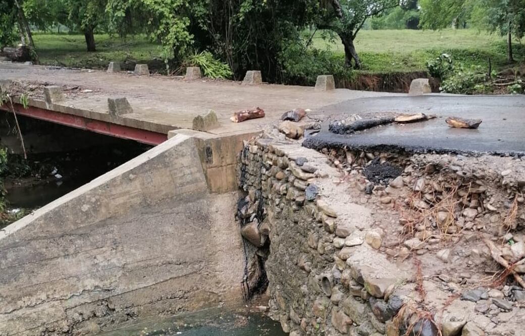 El puente  ubicado en Cececapa – La Corrala, que une a dos ejidos de la Huasteca I  Foto: Francisco Bautista