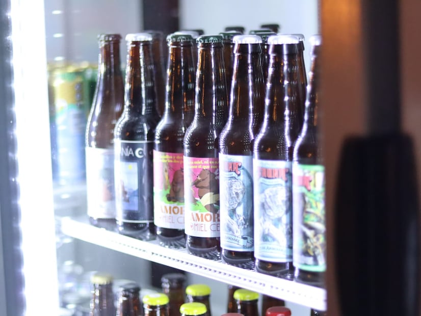 Desde estilos robustos como la Imperial Russian Stout hasta ediciones especiales con ingredientes exóticos, cada cerveza es una experiencia única | Foto: Josué Ortiz