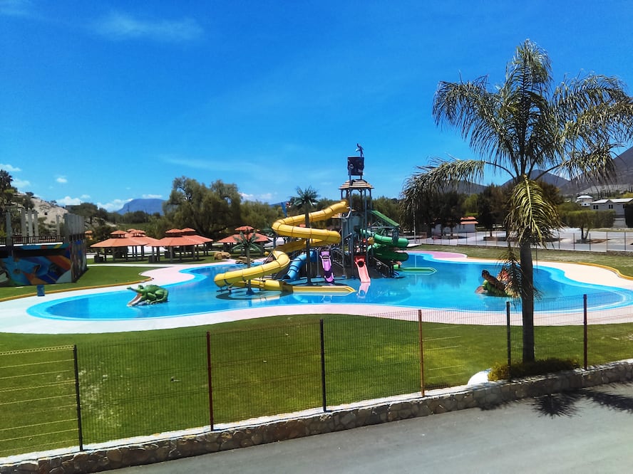 Antes de lanzarte al balneario, fíjate en el distintivo | Foto: Wikimedia Commons