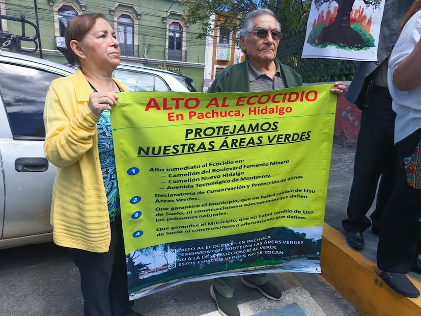 Vecinos se manifiestan afuera de la presidencia municipal de Pachuca, y árboles ubicados en bulevar Fomento Minero

Fotos: Lourdes Naranjo