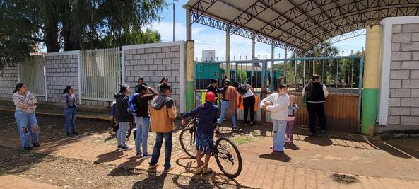 Padres exigen maestros para primaria bilingüe en Pacula