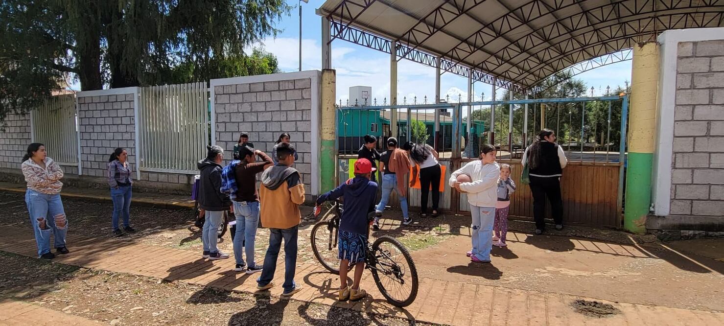 Exigen garantizar el derecho a la educación de sus hijos | Foto: especial