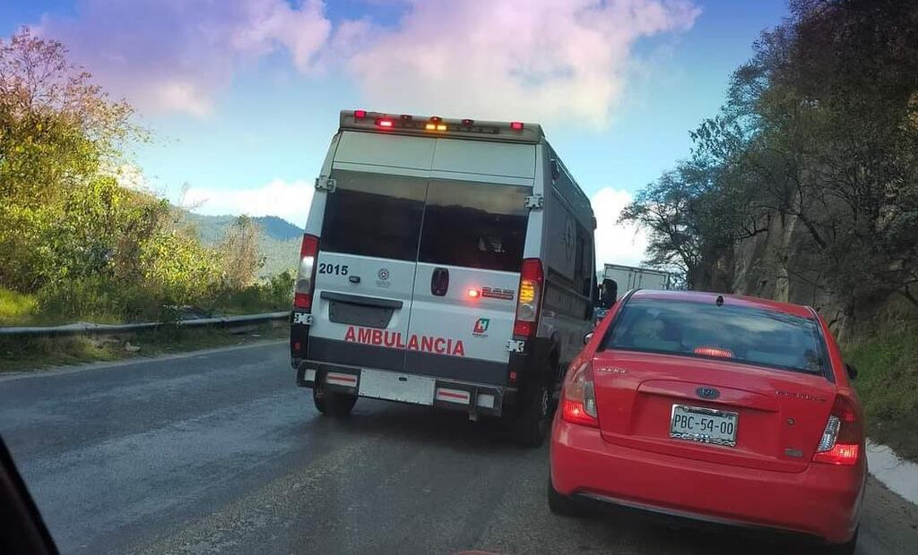 Derrumbe en la carretera Real del Monte-Huasca deja un muerto y heridos graves | Foto: Arturo Torres