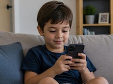 Al año, jóvenes mexicanos pasan 90 días ininterrumpidos frente al teléfono, revela Inegi; niños también se ven afectados