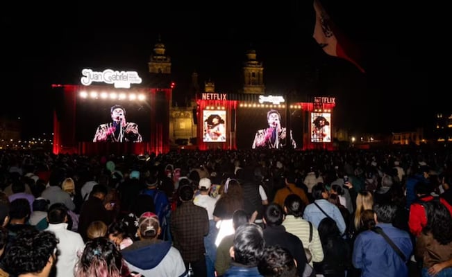 Concierto de Juan Gabriel toca el corazón de 170 mil personas en el Zócalo de la CDMX; así se vivió