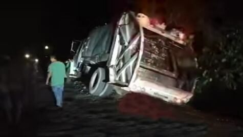 Camión de basura de Huejutla al borde del peligro en accidente