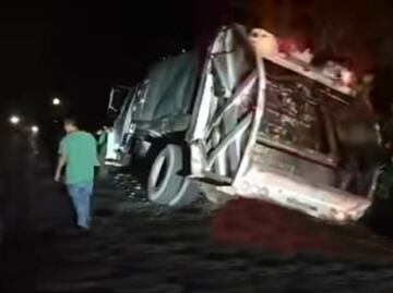 Camión de basura de Huejutla al borde del peligro en accidente