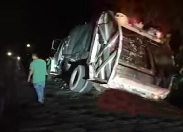 Camión de basura de Huejutla al borde del peligro en accidente
