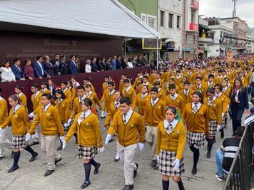 Desfile cívico-militar en Pachuca por el 214 aniversario de la Independencia de México