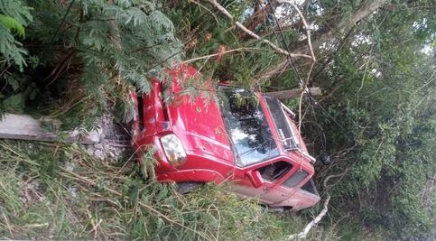 Tras choque, cae poste a motociclista y resulta lesionado
