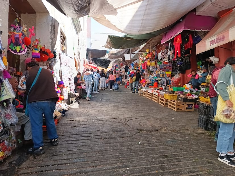 Quitan puestos en calle Patoni, tras pelea entre comerciantes 
Fotos Lourdes Naranjo
