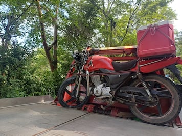 Muere motociclista tras chocar contra un poste en la carretera Huejutla–Candelaria