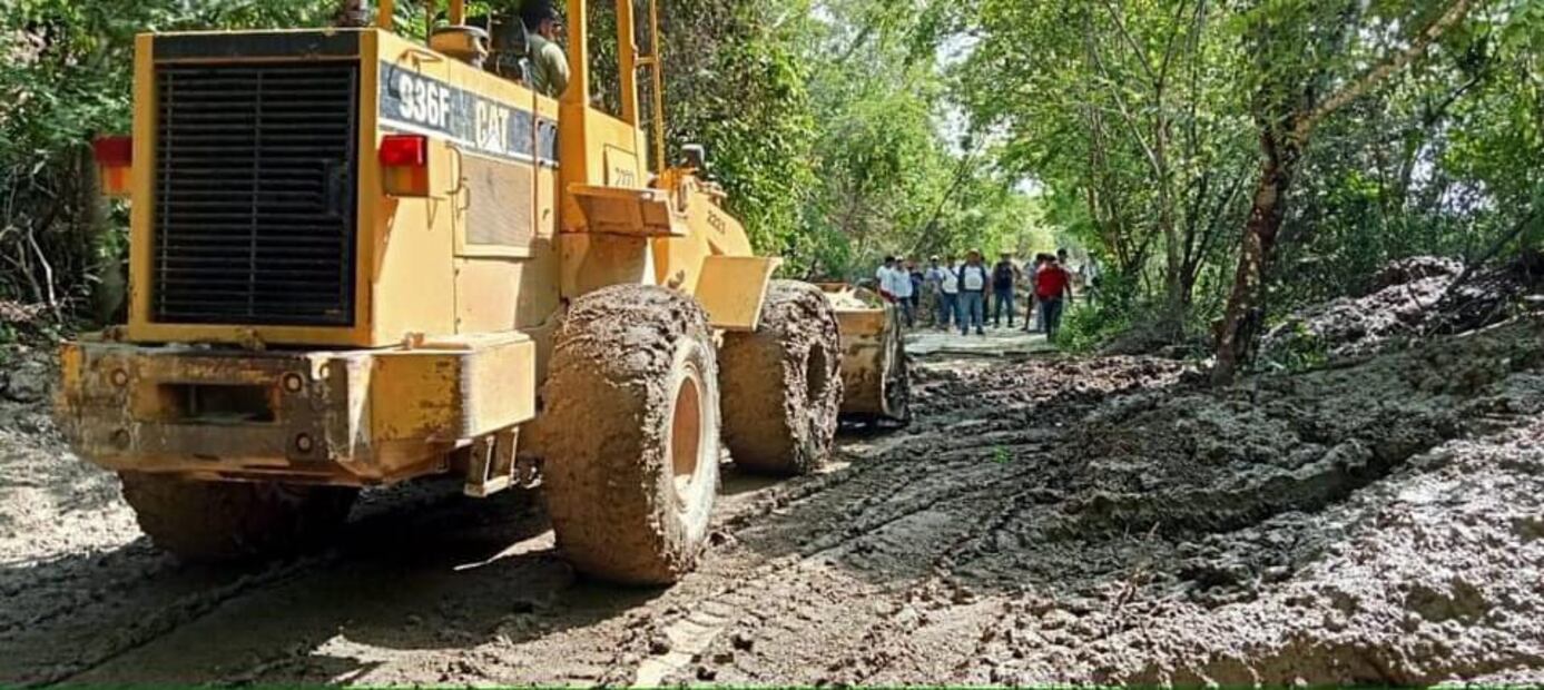 Utilizando maquinaria pesada, palas y demás instrumentos, se retira de piedras, lodo, ramas de demás material que bloquea los accesos a las comunidades.