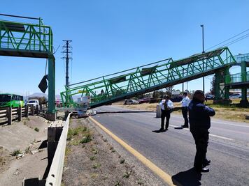 Colapsa puente peatonal en Tulancingo tras impacto de grúa