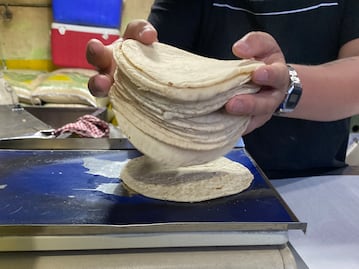 Hidalgo frena el alza de la tortilla; 35 empresas firman acuerdo para estabilizar el precio en 23 pesos
