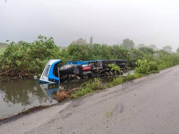Camión de volteo cae a canal de aguas negras en Tezontepec de Aldama