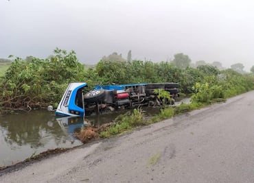 Camión de volteo cae a canal de aguas negras en Tezontepec de Aldama
