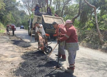 Retienen a empleados estatales por mala calidad en obra carretera en Santa Cruz, Huejutla