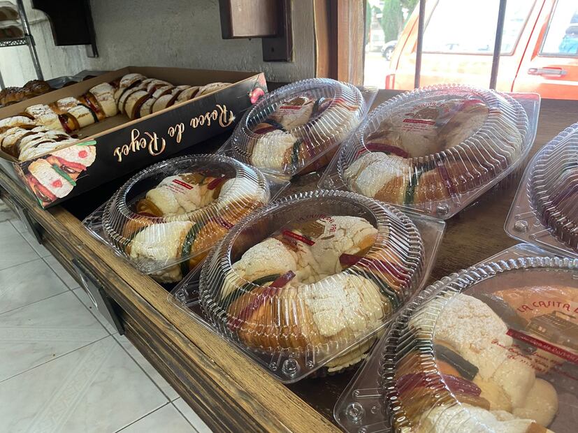 La panadería llamada La Casita del Pan, ubicada en la colonia Campestre de la ciudad de Pachuca, elabora gran cantidad de roscas de distintos tamaños para que las familias puedan disfrutar un dulce Día de Reyes.