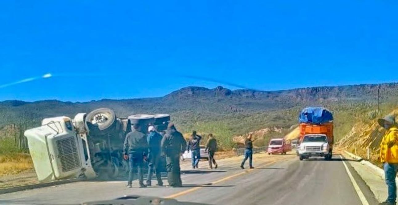 El conductor fue atendido en el lugar por cuerpos de emergencia y presentó lesiones menores | Foto: especial