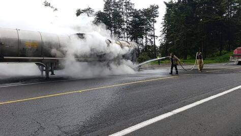 Bomberos controlan incendio de remolque en la México-Tuxpan 