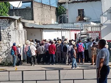 Vecinos de 14 comunidades bloquean alcaldía por falta de agua en San Felipe Orizatlán