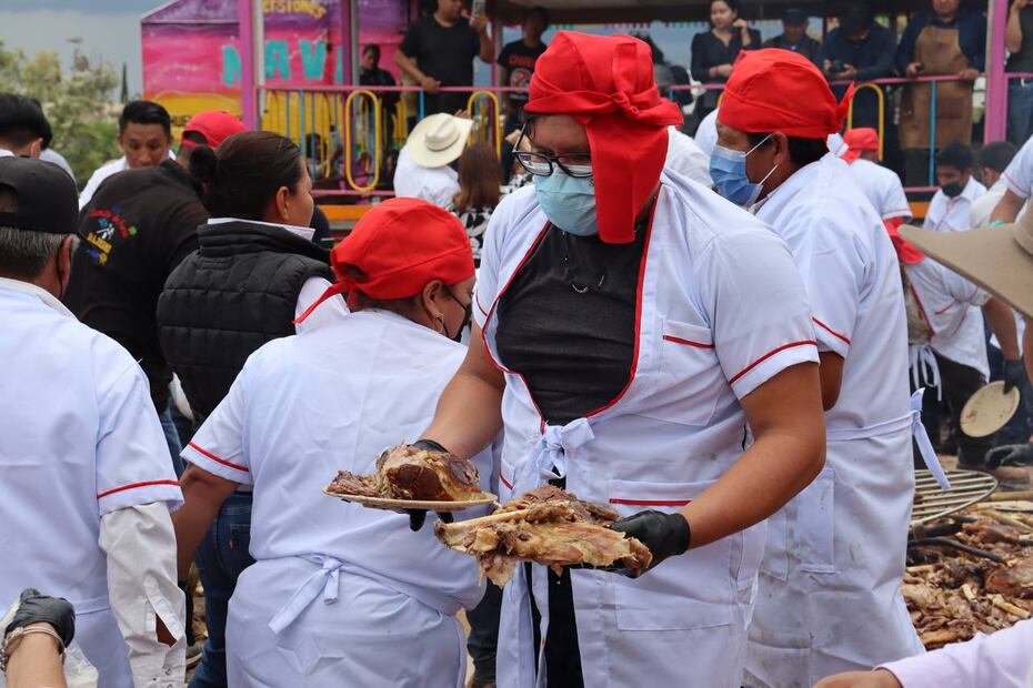 Los asistentes pudieron disfrutar de la denominada barbacoa más grande de México, en la cual se utilizaron más de 65 borregos, además de 200 pollos que fueron preparados estilo ximbo, acompañados de 1500 litros de consomé, los cuales fueron distribuidos de manera gratuita I Foto: Especial
