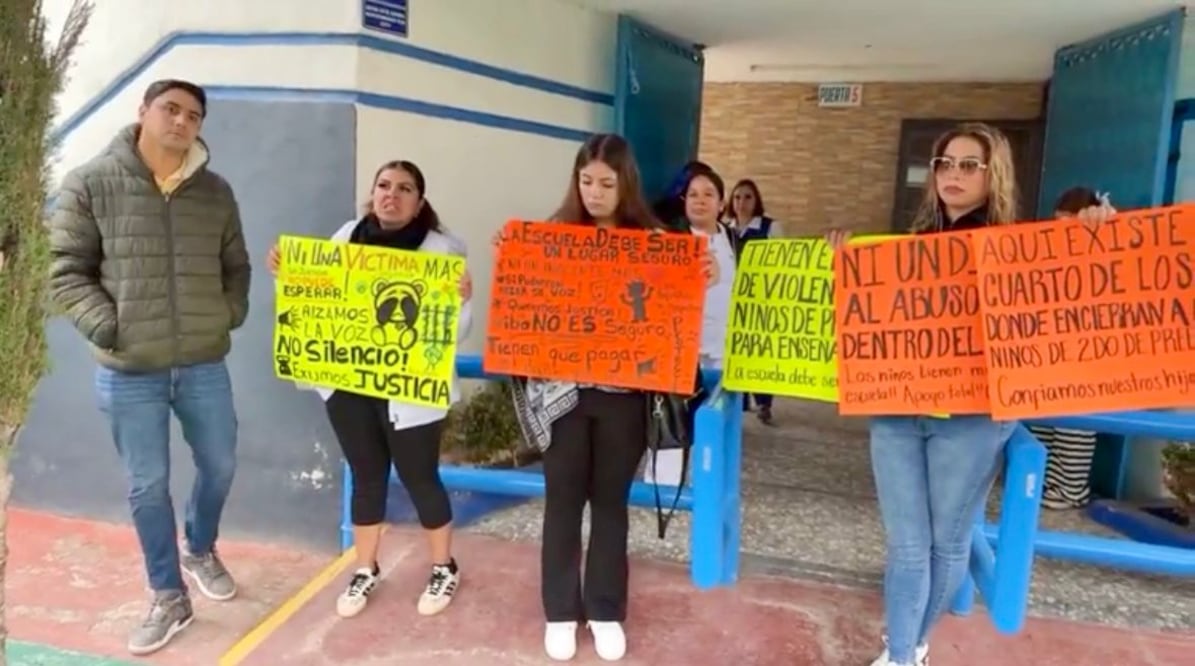 Padres y madres de familia del segundo grado de preescolar del Colegio Oxford realizaron una manifestación pacífica a las afueras del plantel para denunciar presuntos casos de maltrato físico y psicológico  I foto: Especial