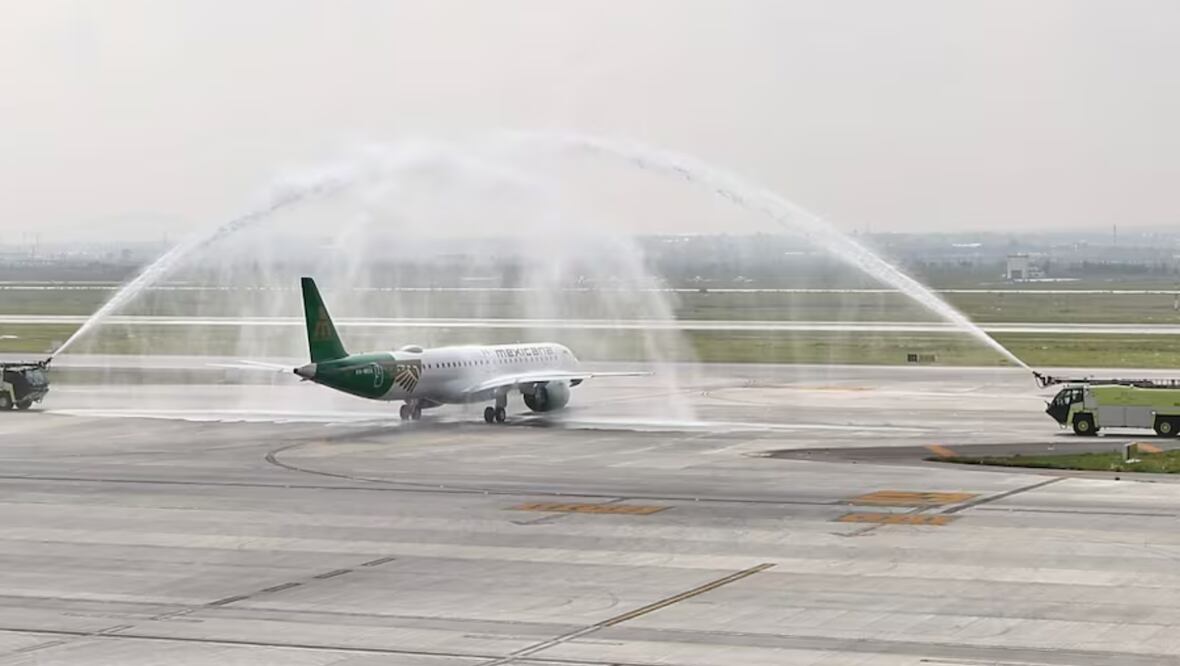 El E195-E2 tiene una capacidad para 132 pasajeros, destaca por su eficiencia en consumo de combustible, menores emisiones de carbono y un diseño de cabina que optimiza el confort de los usuarios. Foto: Berenice Fregoso/EL UNIVERSAL