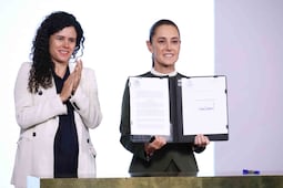 Sheinbaum firma decreto para proteger a menores en entornos digitales