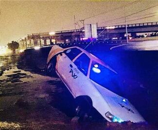 Taxi cae en un socavón tras inundaciones en Pachuca