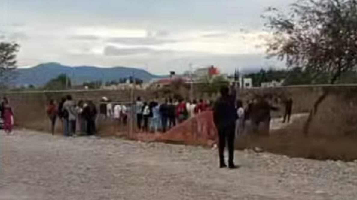 Los estudiantes paristas informaron que la directora junto con coordinadores, así como algunos alumnos de Derecho, e integrantes de la sociedad de alumnos ingresaron a la institución rompiendo la cerca Foto: Erika Gutiérrez