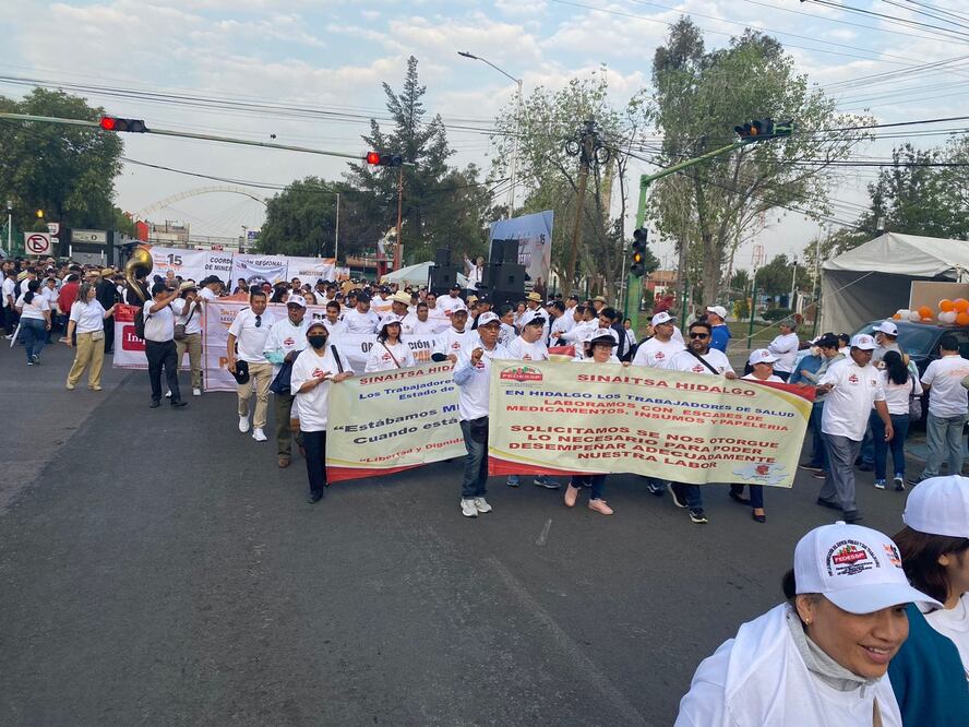 Durante la marcha que realizan por el Día del Trabajo, en la que participaron 500 agremiados al SINAITSA Foto: FB SINAITSA