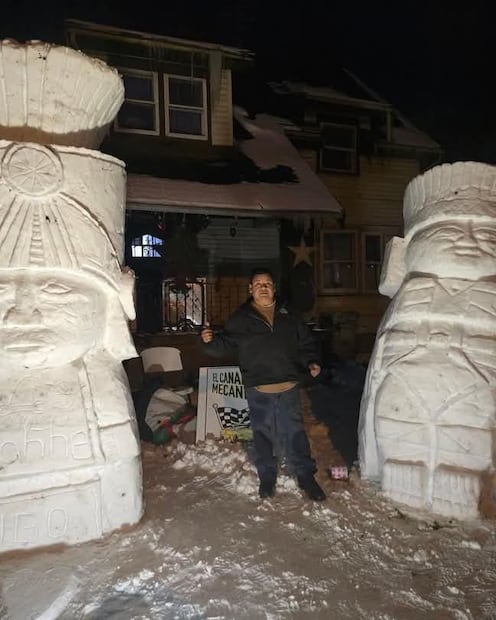 Arturo Bohay, un migrante hidalguense residente en Ohio, Estados Unidos, ha cautivado a la comunidad al demostrar su orgullo mexicano con una singular creación: una réplica de los Atlantes de Tula hecha completamente de nieve.
I Fotos Canario Mecánico