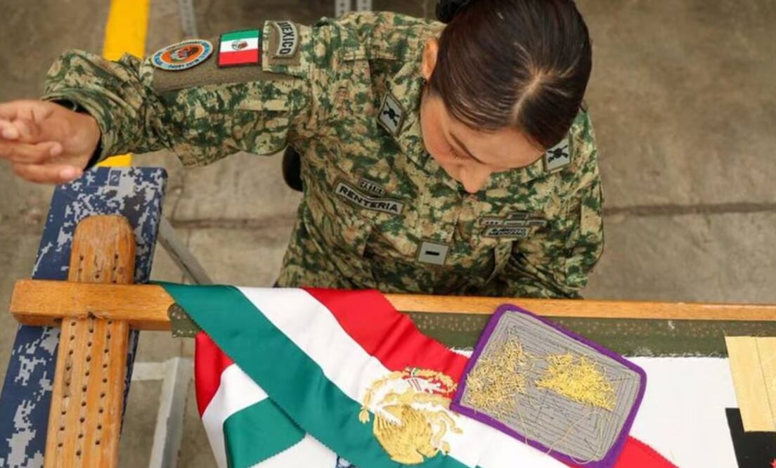 Evangelina Rentería de la Cruz, la soldada de la Sedena encargada de confeccionar el escudo de la Banda Presidencial para Claudia Sheinbaum. Foto: Tomada de la cuenta de X de @SEGOB_mx
