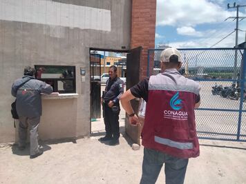 Clausuran descarga industrial ilegal en Atitalaquia por contaminar un arroyo